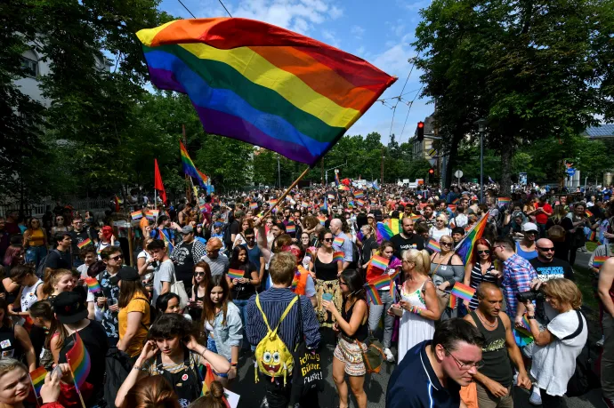 Rendeletben tiltotta meg a kormány, hogy szivárványos zászlót lehessen kitenni állami intézmények épületeire