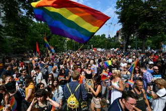 Rendeletben tiltotta meg a kormány, hogy szivárványos zászlót lehessen kitenni állami intézmények épületeire