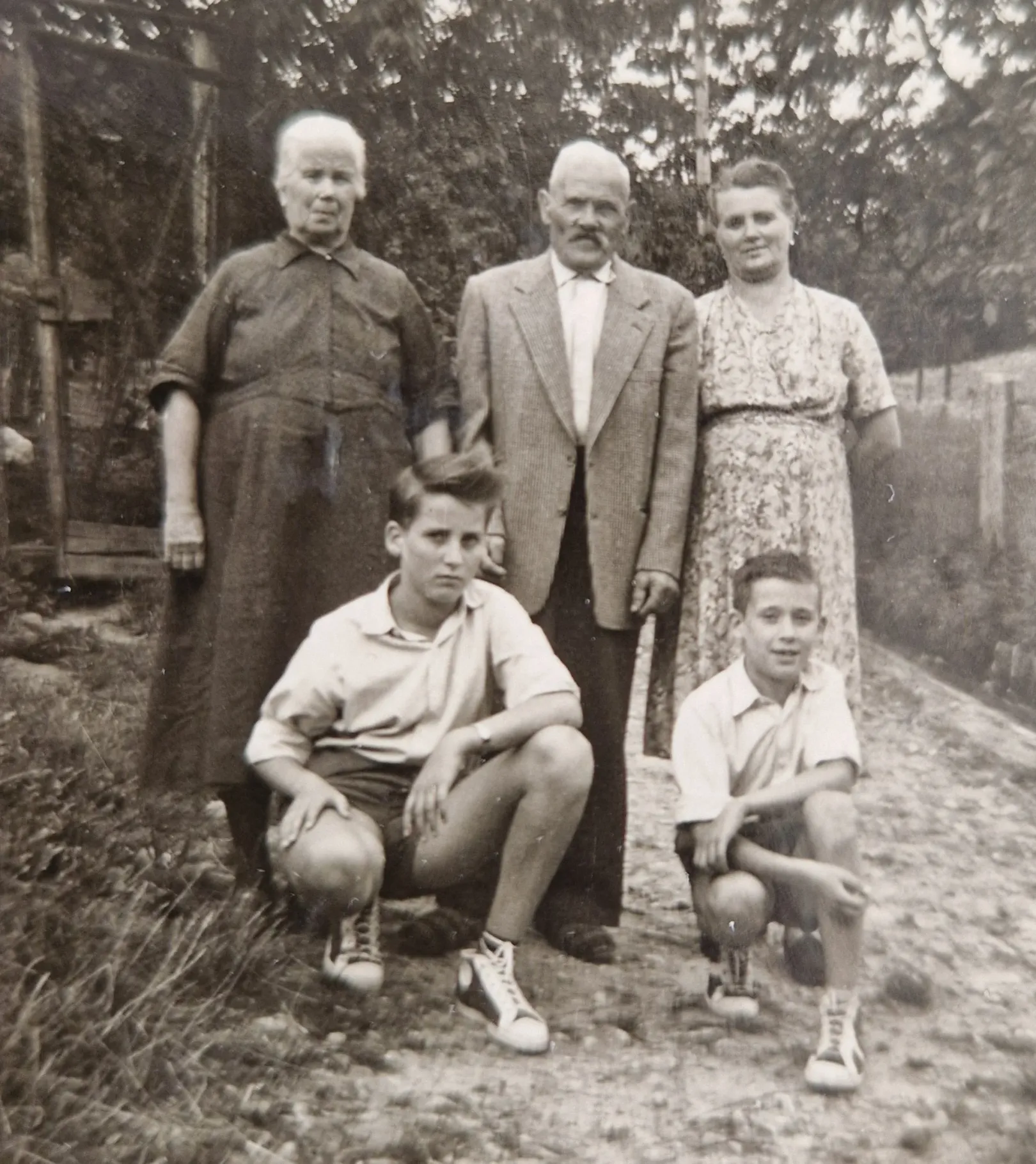 Felső sorban a szerző kitelepített dédszülei és a nagymamája, alsó sorban a nagybátyja és az édesapja (Stöckert Gábor)
