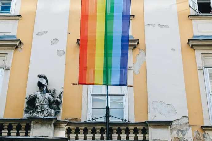 Szivárványos zászlót tettek ki a Városházára, Karácsony szerint a Budapest Pride érték, amit őrizni kell