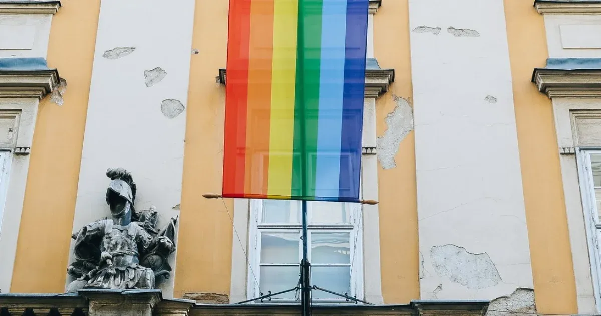 Szivárványos zászlót tettek ki a Városházára, Karácsony szerint a Budapest Pride érték, amit őrizni kell