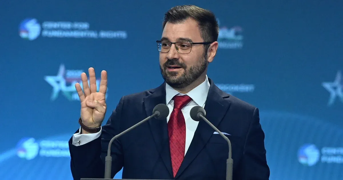 Százmillióért rendelt titokzoknit, úszógumit, naptejet, diótörőt saját logóval az Alapjogokért Központ Balásy Gyula cégétől