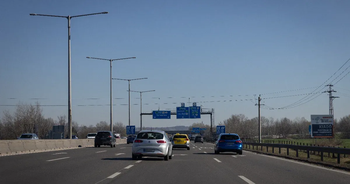 Tíz kilométeres torlódás a Balaton felé az M7-esen, az M1-en és az M3-on is lassú a haladás a hosszú hétvége előtt