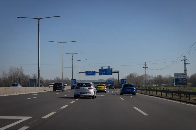 Tíz kilométeres torlódás a Balaton felé az M7-esen, az M1-en és az M3-on is lassú a haladás a hosszú hétvége előtt