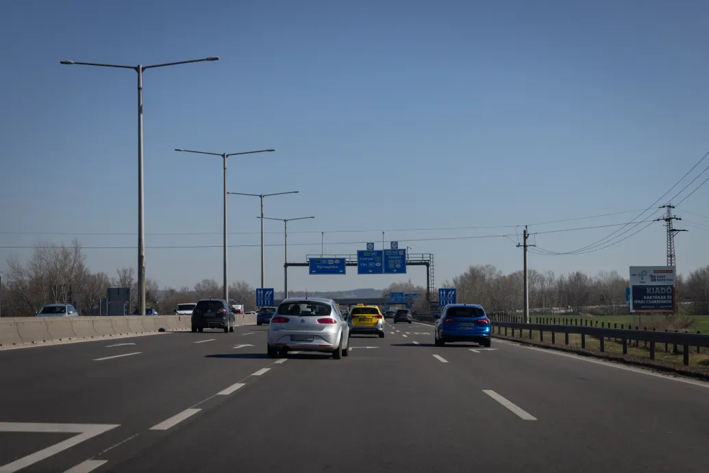 Kilométeres torlódások a hosszú hétvége előtt az M1-es és az M3-as autópályán is