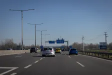 Tíz kilométeres torlódás a Balaton felé az M7-esen, az M1-en és az M3-on is lassú a haladás a hosszú hétvége előtt