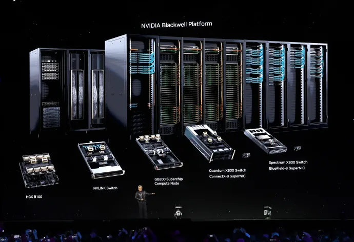 Jensen Huang, az Nvidia vezérigazgatója a cég hardvereit mutatja be az Nvidia GTC mesterséges intelligencia konferencián 2024. március 18-án – Fotó: Justin Sullivan / Getty Images