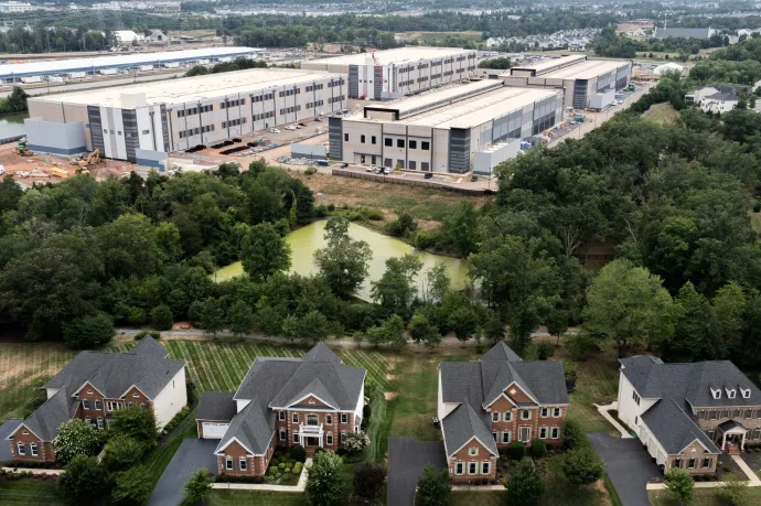 Az Amazon adatközpontja családi házak közelében a virginiai Stone Ridge-ben 2024. július 17-én – Fotó: Nathan Howard / Getty Images