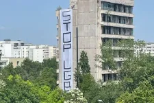 Stop LGBT feliratú molinóval hangoltak a szombati Pride-felvonulásra Bukarestben