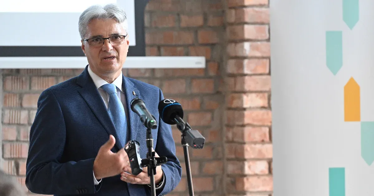 Nem a város gazdálkodása, hanem a kormány a probléma a szentendrei polgármester szerint, akit sírás-picsogással vádolt meg a kormányszóvivő