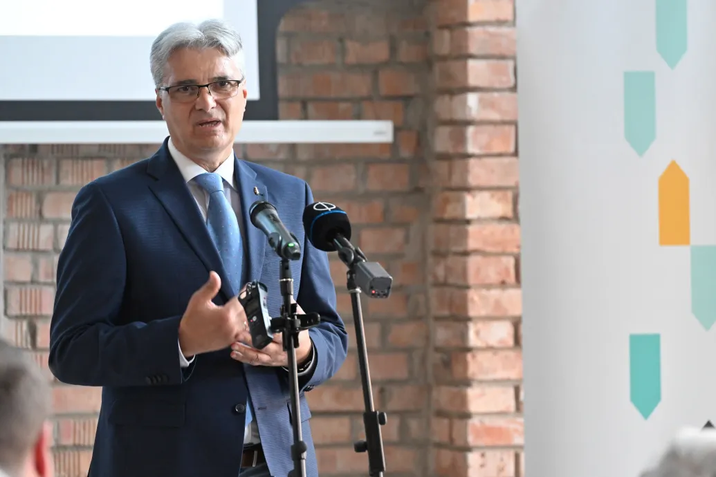Nem a város gazdálkodása, hanem a kormány a probléma a szentendrei polgármester szerint, akit sírás-picsogással vádolt meg a kormányszóvivő