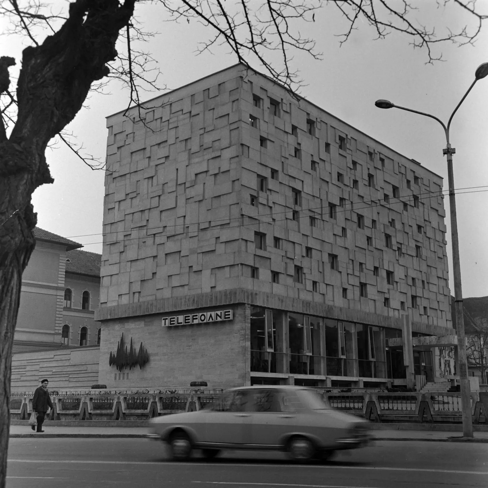 A Telefonpalota épülete északi oldalán Kolozsvári Puskás Sándor Hang című alkotásával – Fotó: Minerva Fotóarchívum "minerva_1972_c4_c7r1_003" felvétele / Minerva Művelődési Egyesület, Kolozsvár