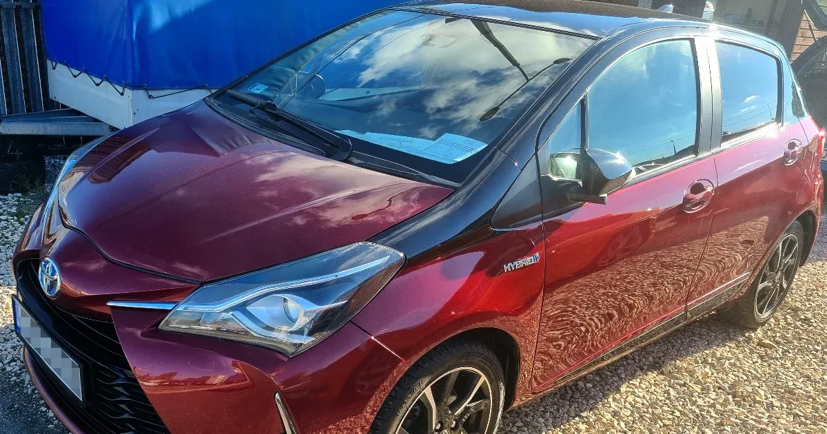 Autónyomozók: roncsból helyreállított, csinos meggypiros Toyota ötmillió forintért eladó