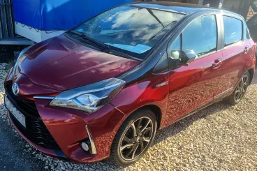 Autónyomozók: roncsból helyreállított, csinos meggypiros Toyota ötmillió forintért eladó