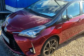 Autónyomozók: roncsból helyreállított, csinos meggypiros Toyota ötmillió forintért eladó