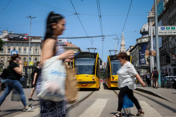 Villamosok a Blaha Lujza térnél a BKV 10 perces leállásakor 2025. június 6-án – Fotó: Huszti István / Telex