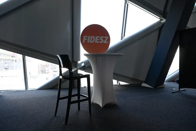 Megpróbálja lerázni magáról a luxizást a Fidesz, de közben felszínre kerülnek az eddig takargatott ellentétek