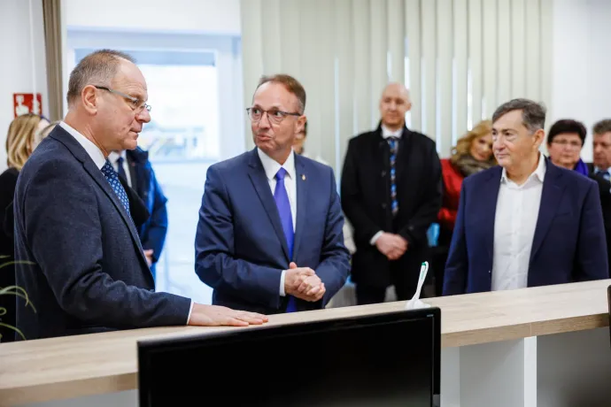 Navracsics Tibor, Tarnai Richárd, Pest vármegye főispánja és Mészáros Lőrinc a Budaörsi Kormányablak gépjármű-ügyintézési pont átadásán – 2025. március 18-án – Fotó: Navracsics Tibor / Facebook