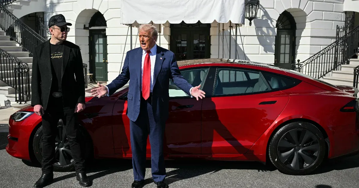 Trump eladja azt a Teslát, amit még Musk melletti látványos kiállásként vett meg