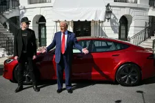 Trump eladja azt a Teslát, amit még Musk melletti látványos kiállásként vett meg