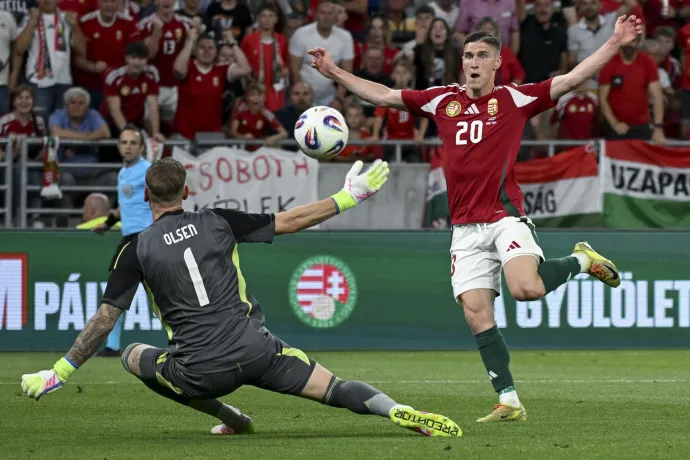 Sallai átnyeste a kapus felett a labdát, de ez a helyzete is kimaradt – Fotó: Illyés Tibor / MTI