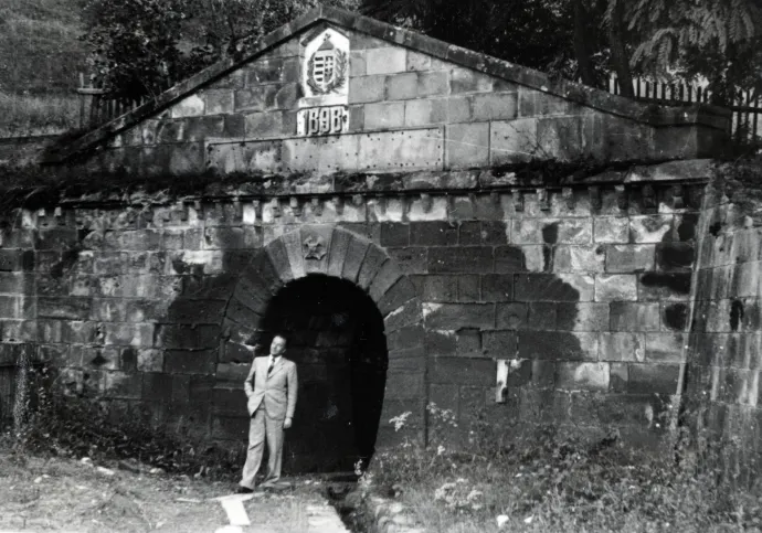 Kirándulók a Sószorosban és az Erzsébet-táró bejárata az 1940-es években – Fotók: Kádár Attila / Fortepan