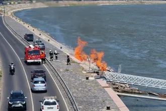 Tűz van a Margit híd budai hídfőjénél
