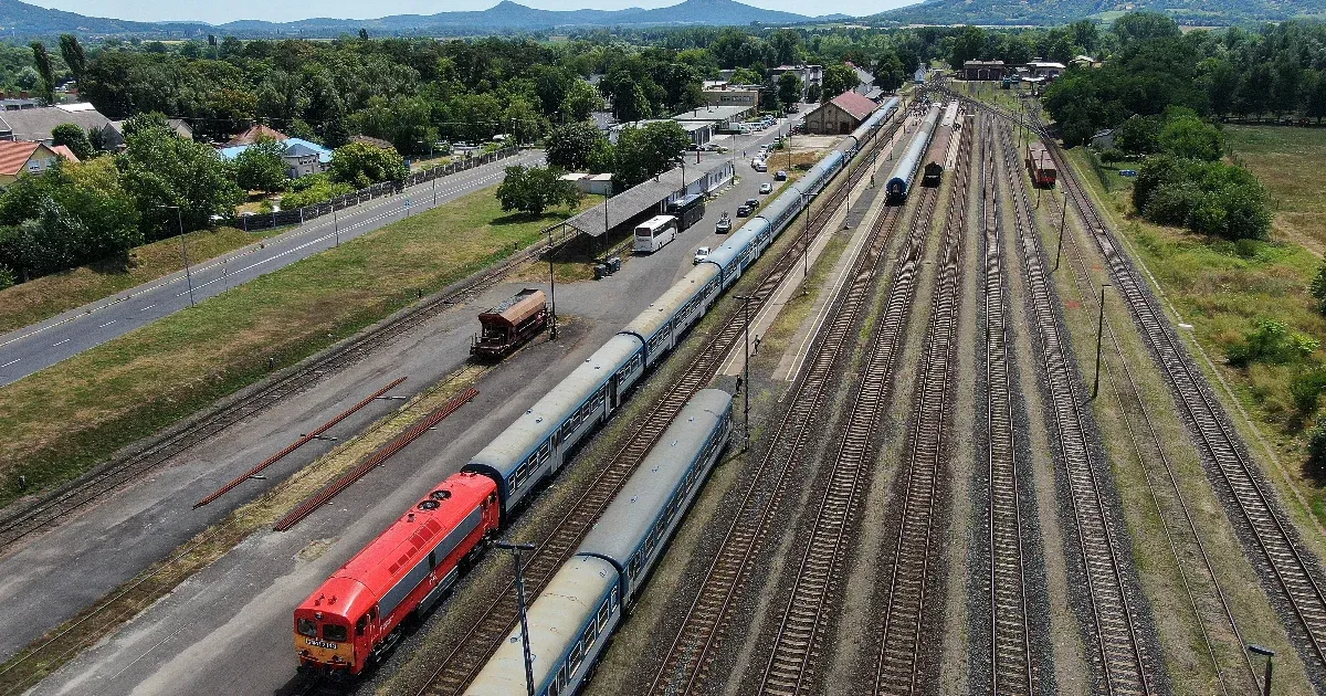 Balatoni vonatközlekedés összeomlása: Lázár János teljes kártérítést ígér