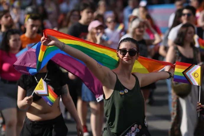 Bukarest: 30 ezren vonultak a Pride-on, a normalitás menete jóval kevesebb embert mozgatott meg