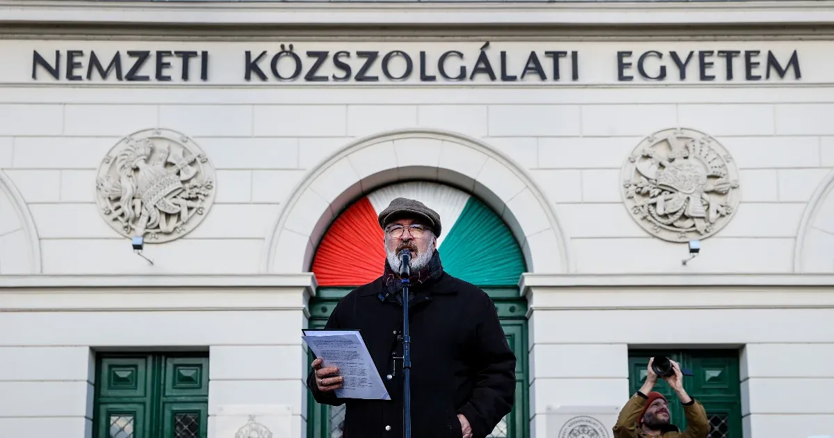 Pikó András szerint gazemberség, hogy a kormány rosszabb feltételekkel kártéríti a VIII. kerületi kisajátított lakásokban élőket
