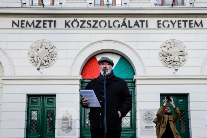 Pikó András szerint gazemberség, hogy a kormány rosszabb feltételekkel kártéríti a VIII. kerületi kisajátított lakásokban élőket