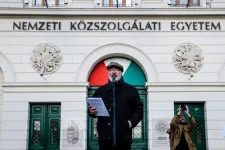 Pikó András szerint gazemberség, hogy a kormány rosszabb feltételekkel kártéríti a VIII. kerületi kisajátított lakásokban élőket