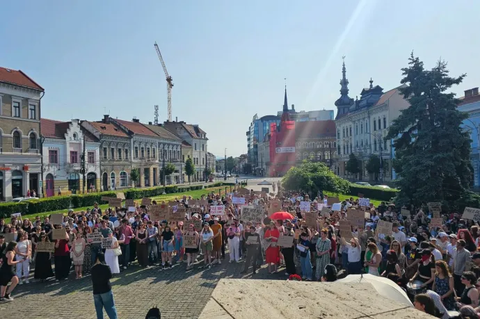 Több százan tüntettek Kolozsváron a nőgyilkosságok ellen