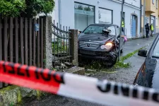 Járdára hajtott Passauban egy férfi, öt ember, köztük a sofőr felesége és lánya is megsérült