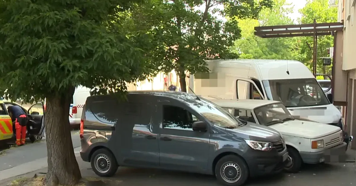 A járdán gázolta halálra az idős nőt egy furgon sofőrje Újpesten, három másik járműnek is nekiment