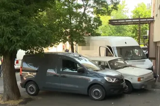 A járdán gázolta halálra az idős nőt egy furgon sofőrje Újpesten, három másik járműnek is nekiment
