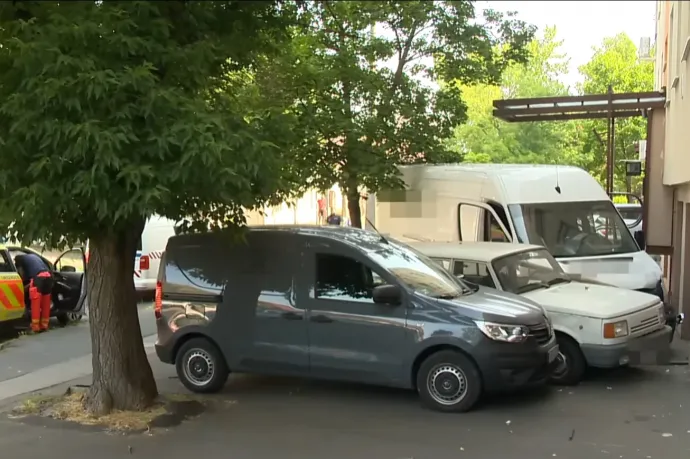 A járdán gázolta halálra az idős nőt egy furgon sofőrje Újpesten, három másik járműnek is nekiment