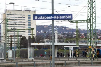 A MÁV vezérigazgatója Kelenföldre vezényli az összes klímás buszt vasárnapra