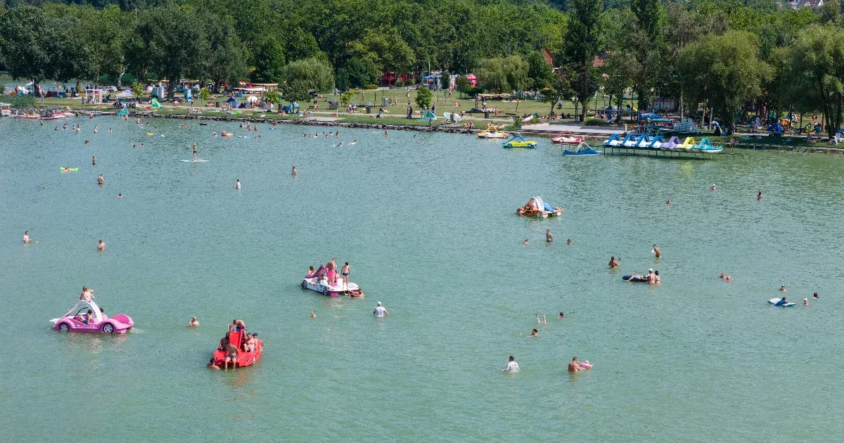 Strandolók mentettek ki egy fuldoklót a Balatonból