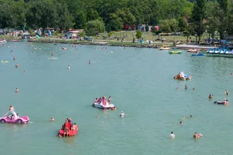Strandolók mentettek ki egy fuldoklót a Balatonból
