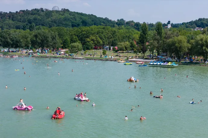Strandolók mentettek ki egy fuldoklót a Balatonból