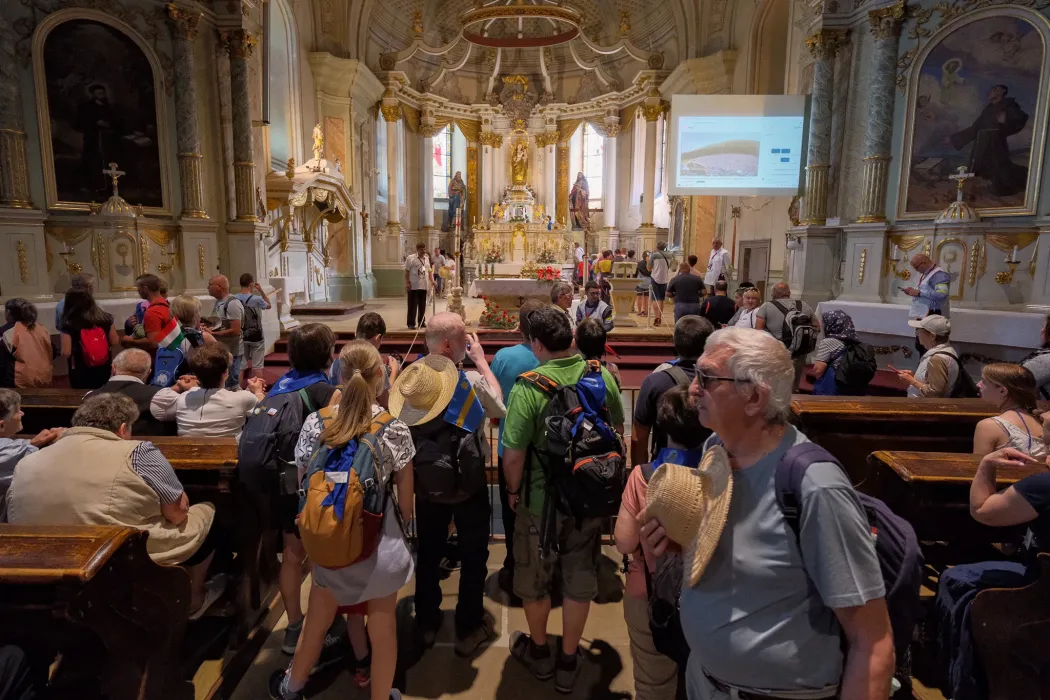 A kegytemplomban állandó a jövés-menés, van, aki röviden imádkozik, van, aki virrasztásra ül be, vannak, akik csak fotózkodni térnek be – Fotó: Márkos Tamás / Transtelex