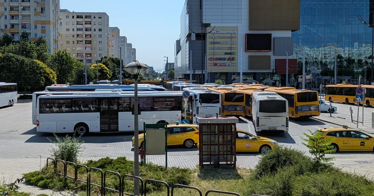 Rendőri felvezetéssel közlekedő buszokat is bevethetnek, így készül a MÁV a Balatonról hazaözönlő tömegekre