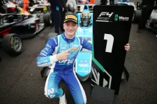 Történelmi magyar siker: Molnár Martin az első magyar autóversenyző, aki Formula–4-es futamot nyert