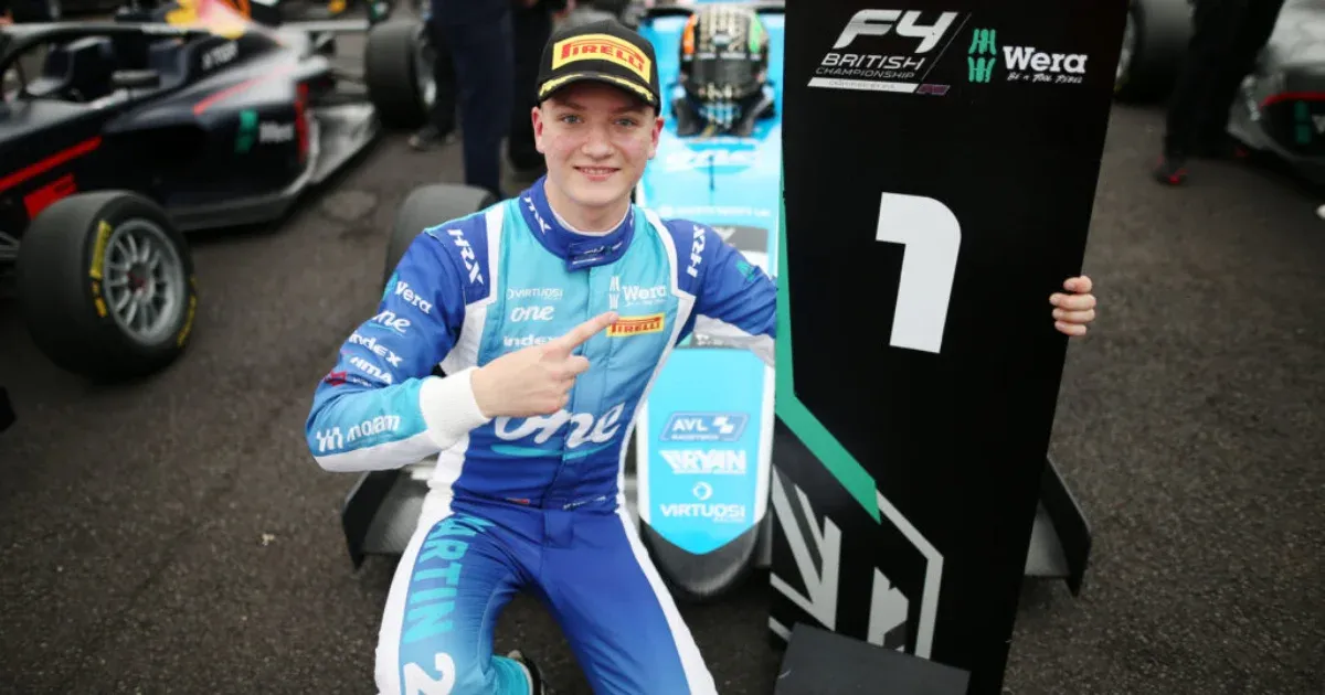 Történelmi magyar siker: Molnár Martin az első magyar autóversenyző, aki Formula–4-es futamot nyert
