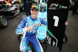 Történelmi magyar siker: Molnár Martin az első magyar autóversenyző, aki Formula–4-es futamot nyert