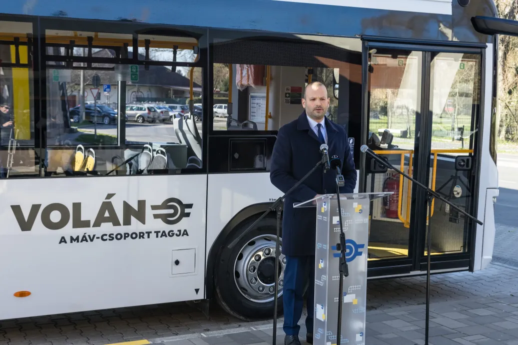 Lázár helyett a közlekedési államtitkár kért bocsánatot a vonatkésések miatt – Forrás: Telex.hu