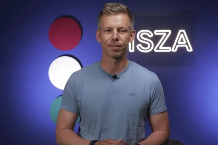 Hallgassa meg Magyar Pétert, ahogy Lázár Jánosnak énekel!