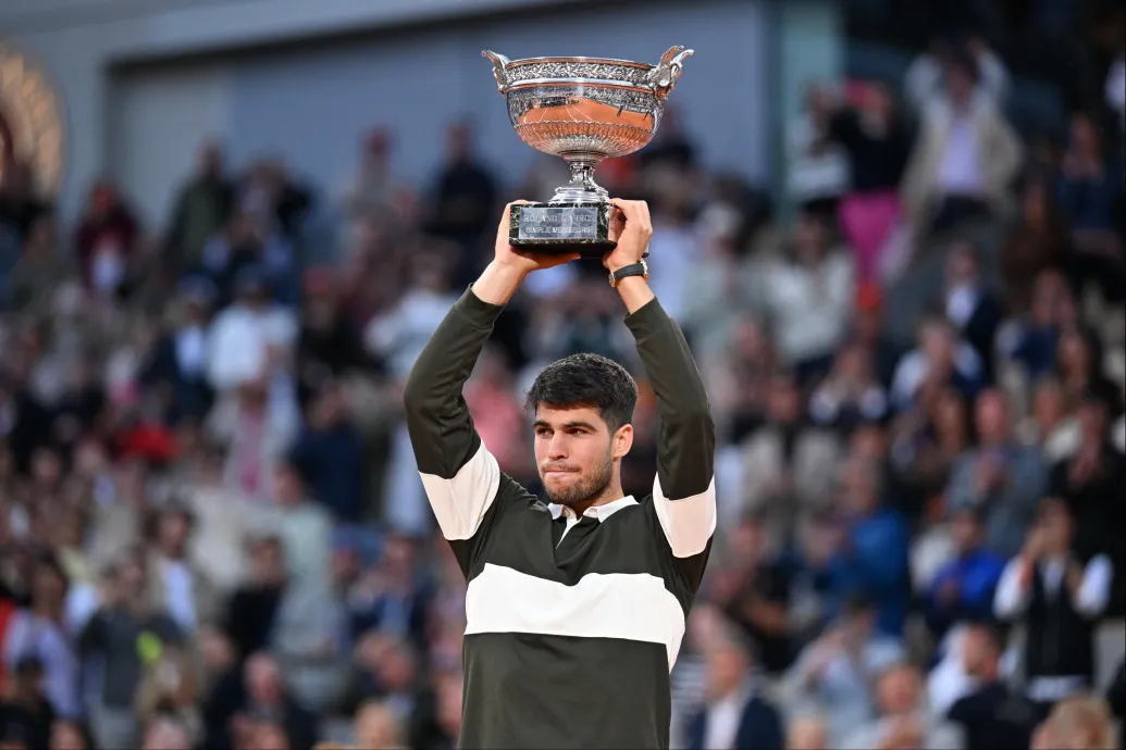 Igazi klasszikus: Alcaraz kétszettes hátrányból, három meccslabdáról fordítva nyerte a leghosszabb Garros-döntőt