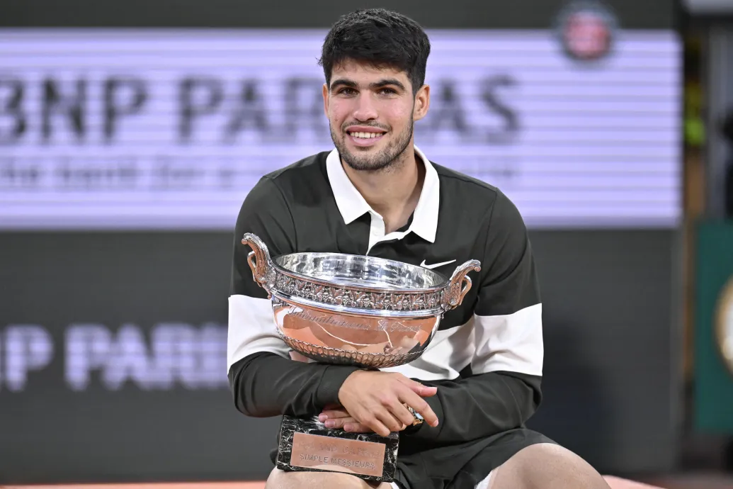 Igazi klasszikus: Alcaraz kétszettes hátrányból, három meccslabdáról fordítva nyerte a leghosszabb Garros-döntőt